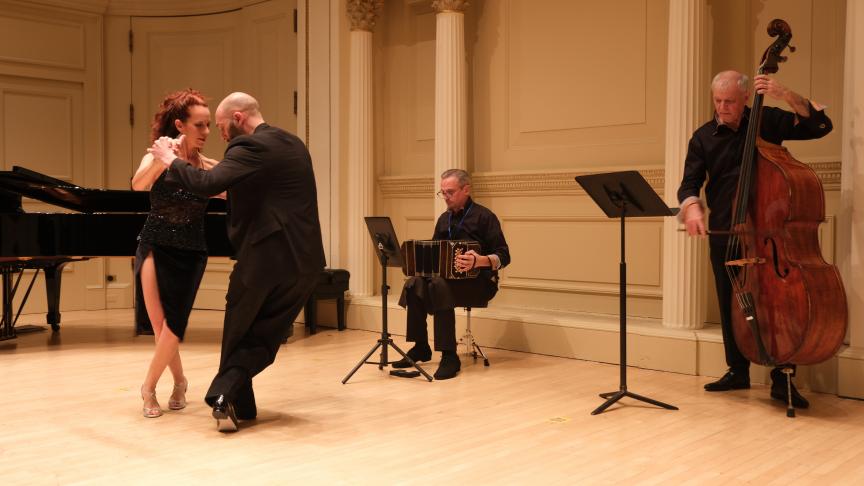 Tango 02 en répétition au Carnegie Hall. Cristina et Cristian dansent au rythme du bandonéon de Pato et de la contrebasse d’Ignaas.