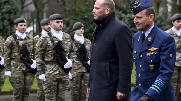 Le ministre de la Défense, Theo Francken, et le chef de la Défense, Frederik Vansina, s’accordent pour inviter la population à faire des provisions.